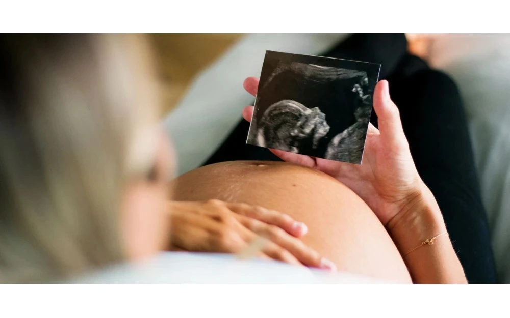 Wie kann man ein Babybett sichern, damit das Kind sich nicht verletzt?